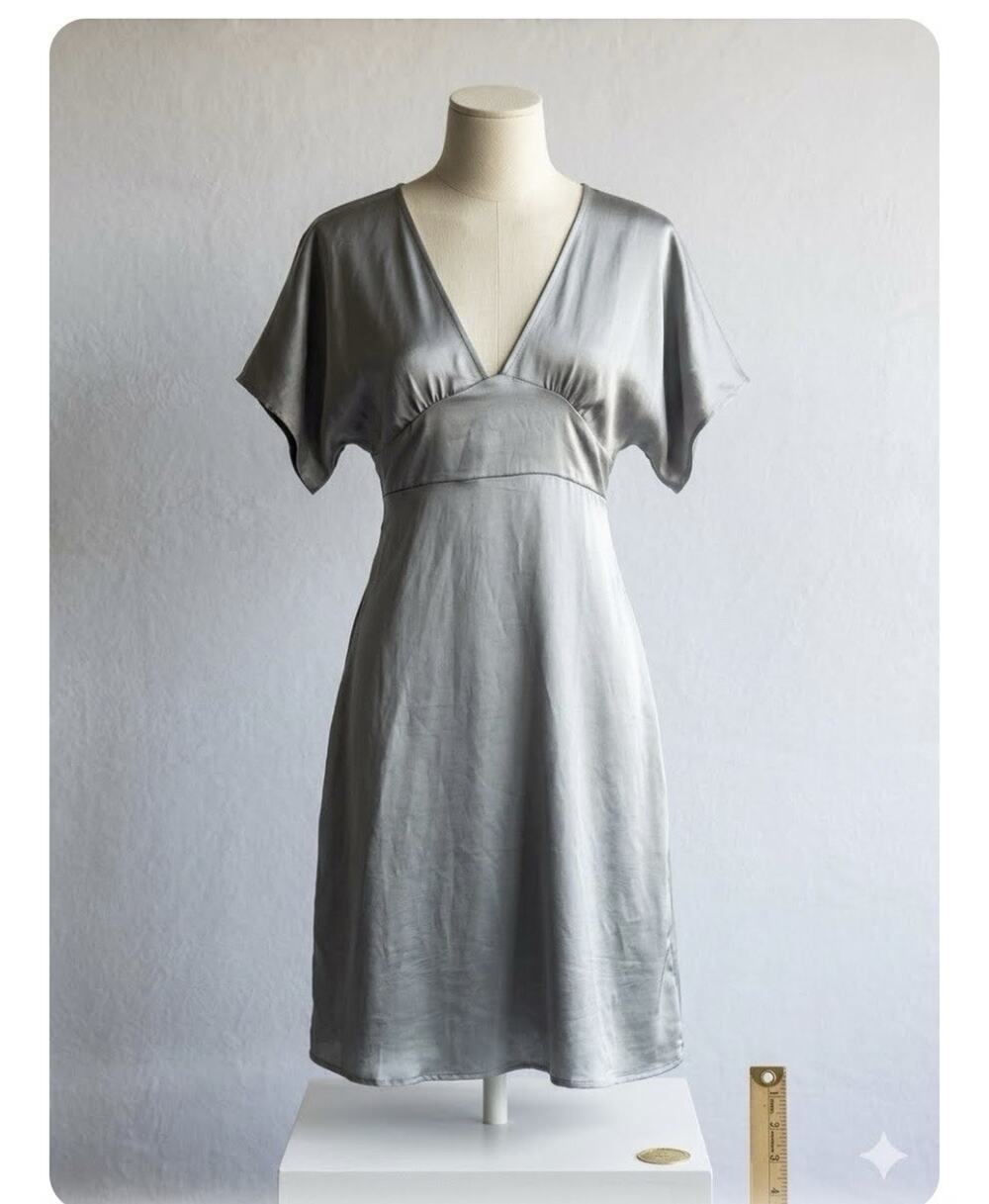 OAK + FORT Silver Satin V-Neck Kimono Short Sleeve Tie Back Midi Dress M